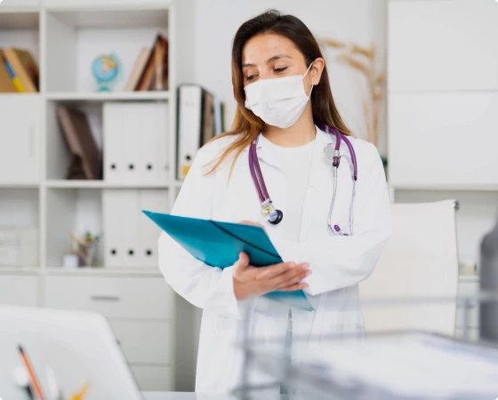 Женщина-врач с планшетом